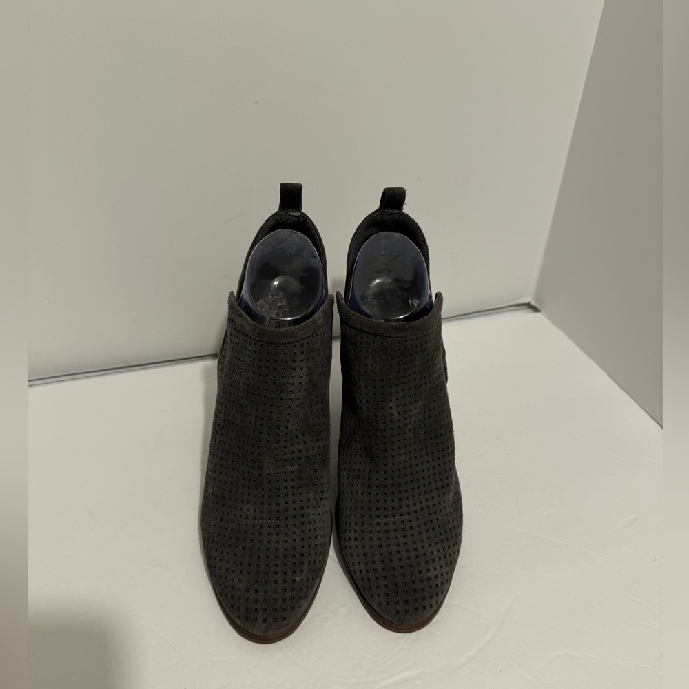 Vince Camuto Perforated Leather Stacked Heel Fyarino Ankle Bootie Size 9M Gray